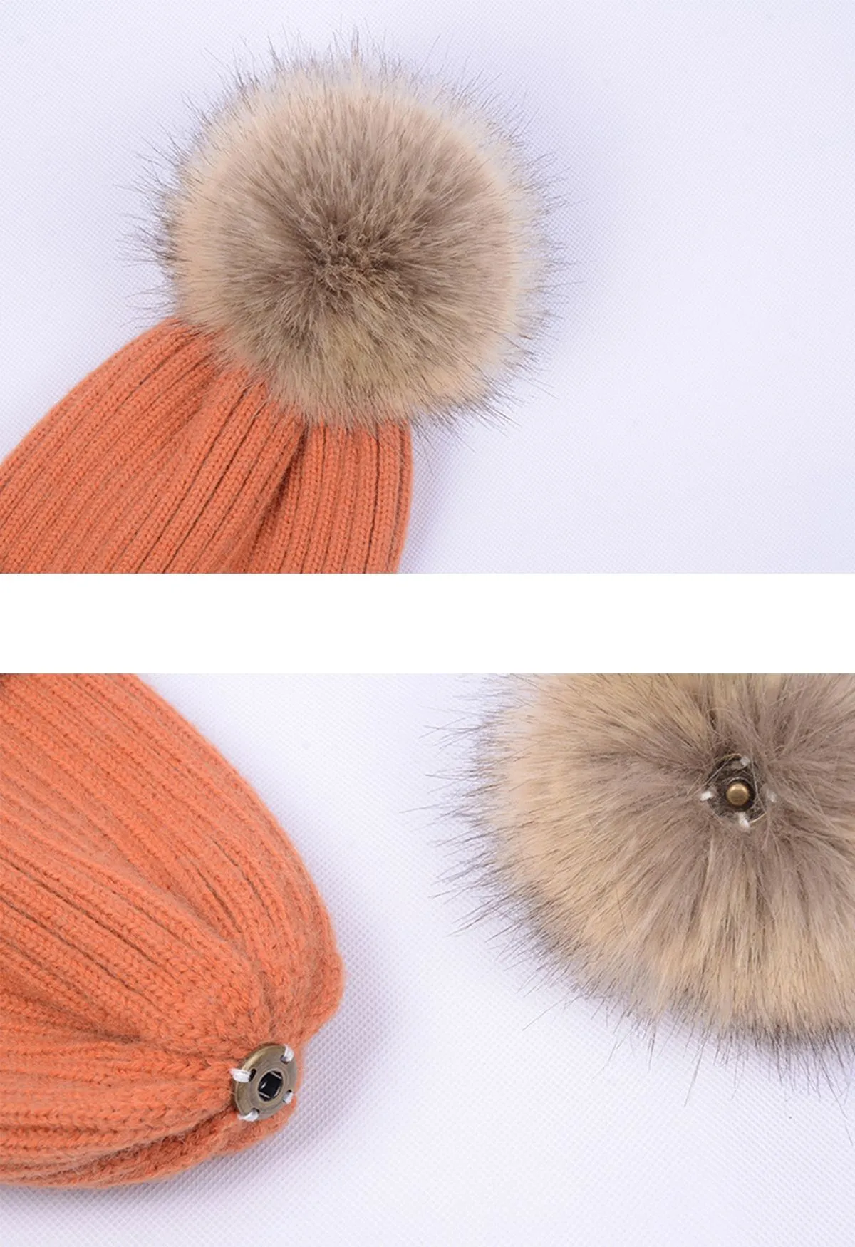 Bonnet en Tricot Côtelé à Pompons en Corail