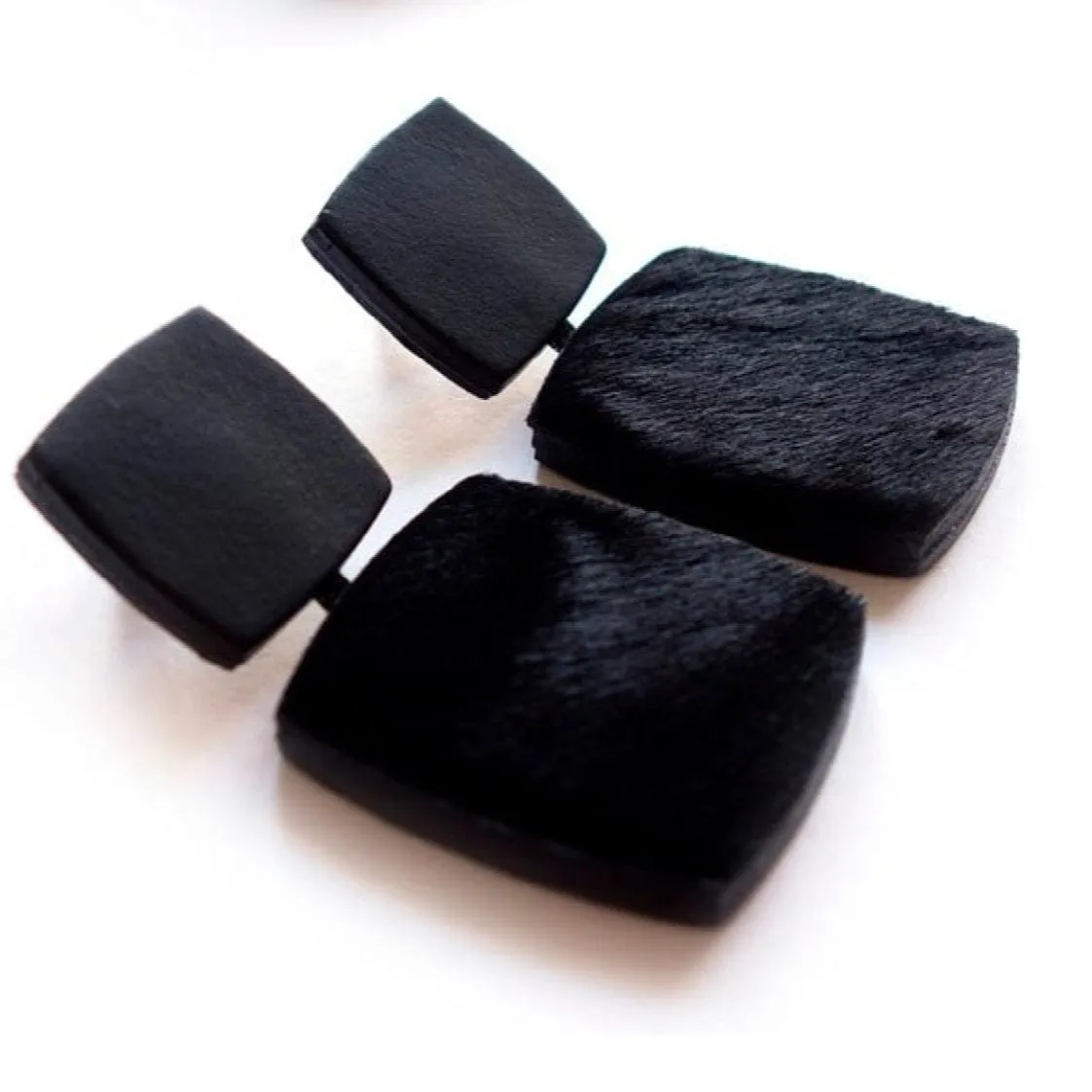 Boucles d'oreilles contemporaines en blocs de cuir