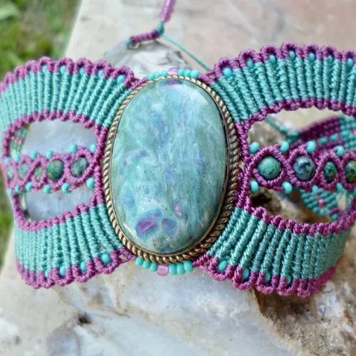 Bracelet macramé manchette large, fuchsite inclusion rubis