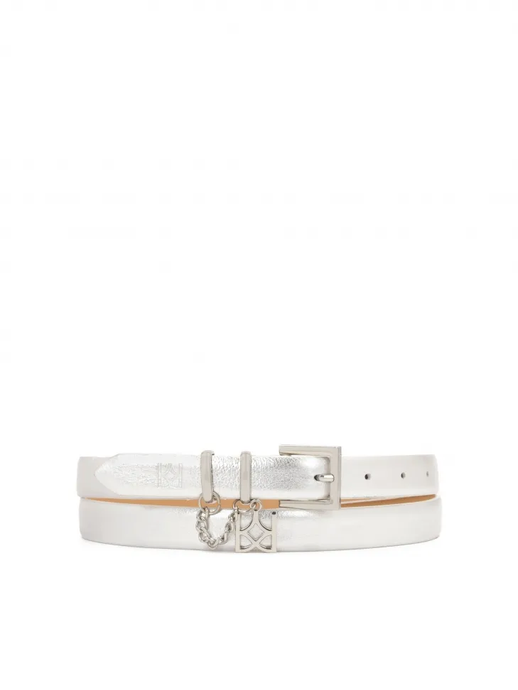 Ceinture argentée ornée de bijoux 
