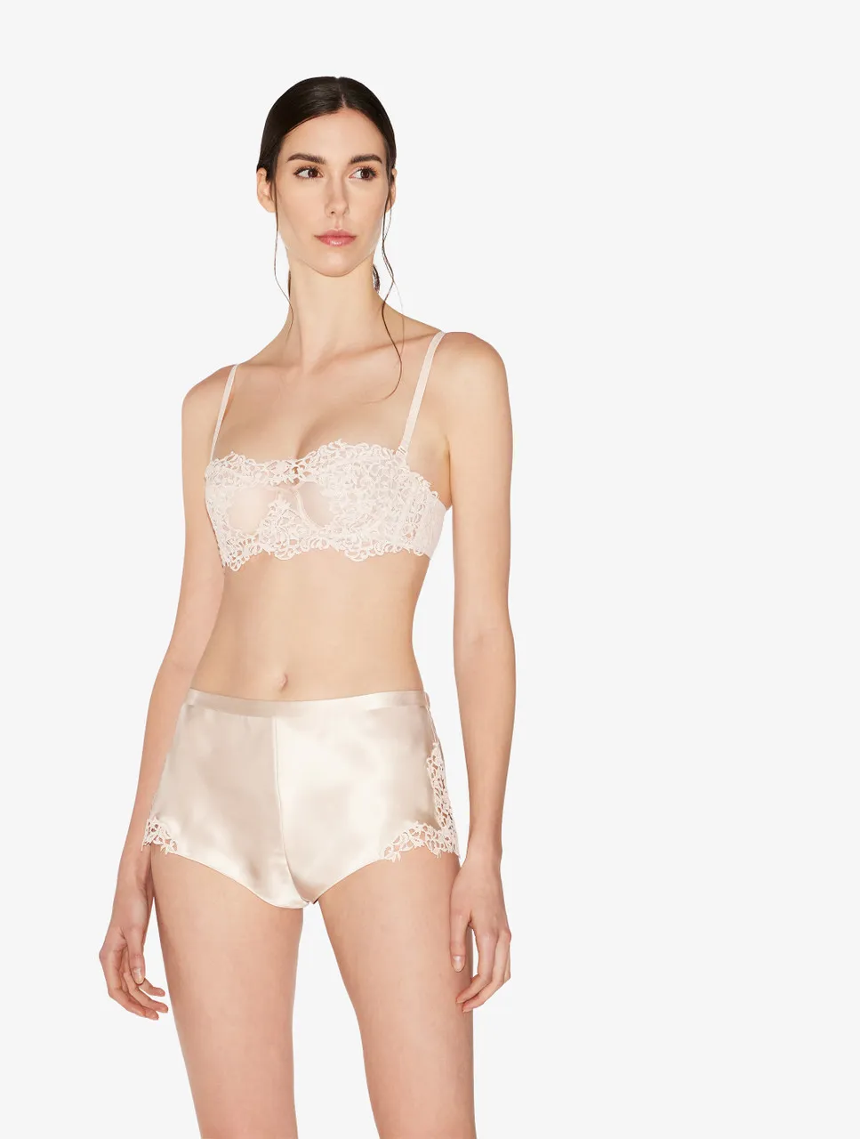 Culotte en soie beige rosé avec frastaglio en macramé