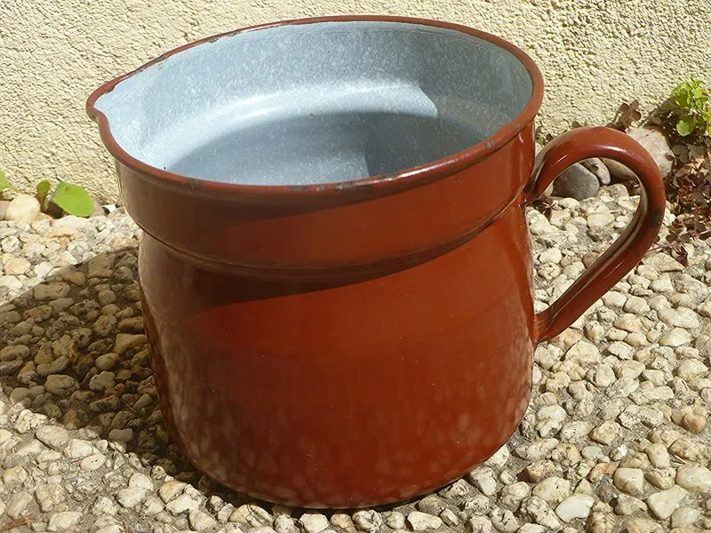 pichet  ancien  en  acier émaillé , vintage